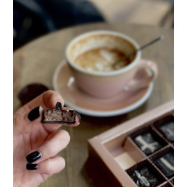 Peanut & date praline box 180g